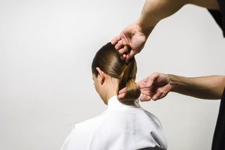 Paso 7 del tutorial de moño envuelto de Kérastase